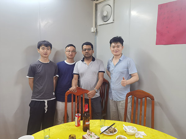 東南亞客戶(hù)吃飯合影
